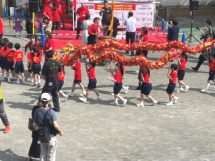 出発前の中華学校生徒の龍舞